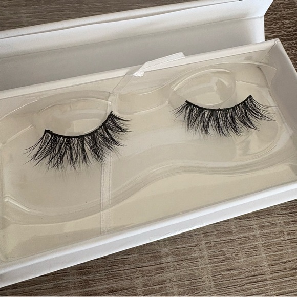 Lilly Lashes Black Wispy Lite Mink Lashes - Luxe - Picture 2 of 11